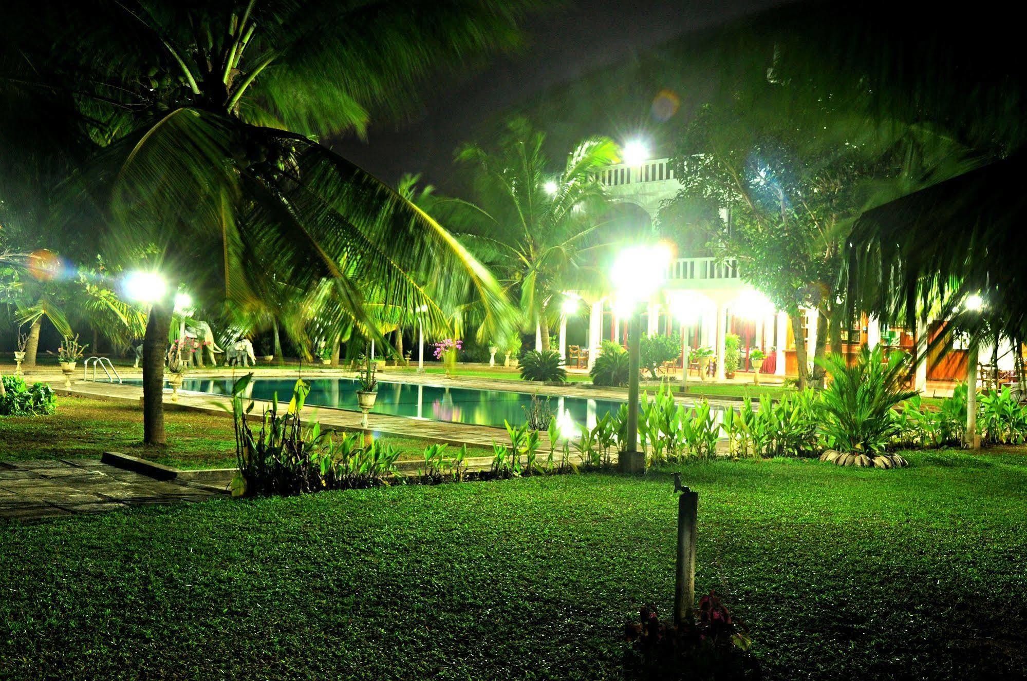 Hotel Lagoon Paradise Негомбо Екстер'єр фото