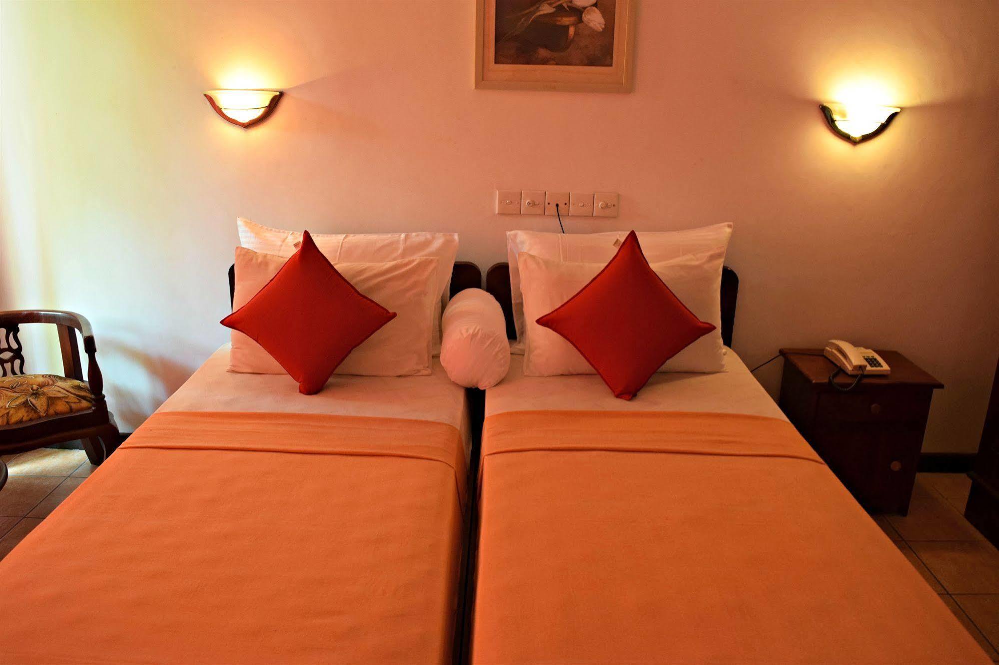 Hotel Lagoon Paradise Негомбо Екстер'єр фото