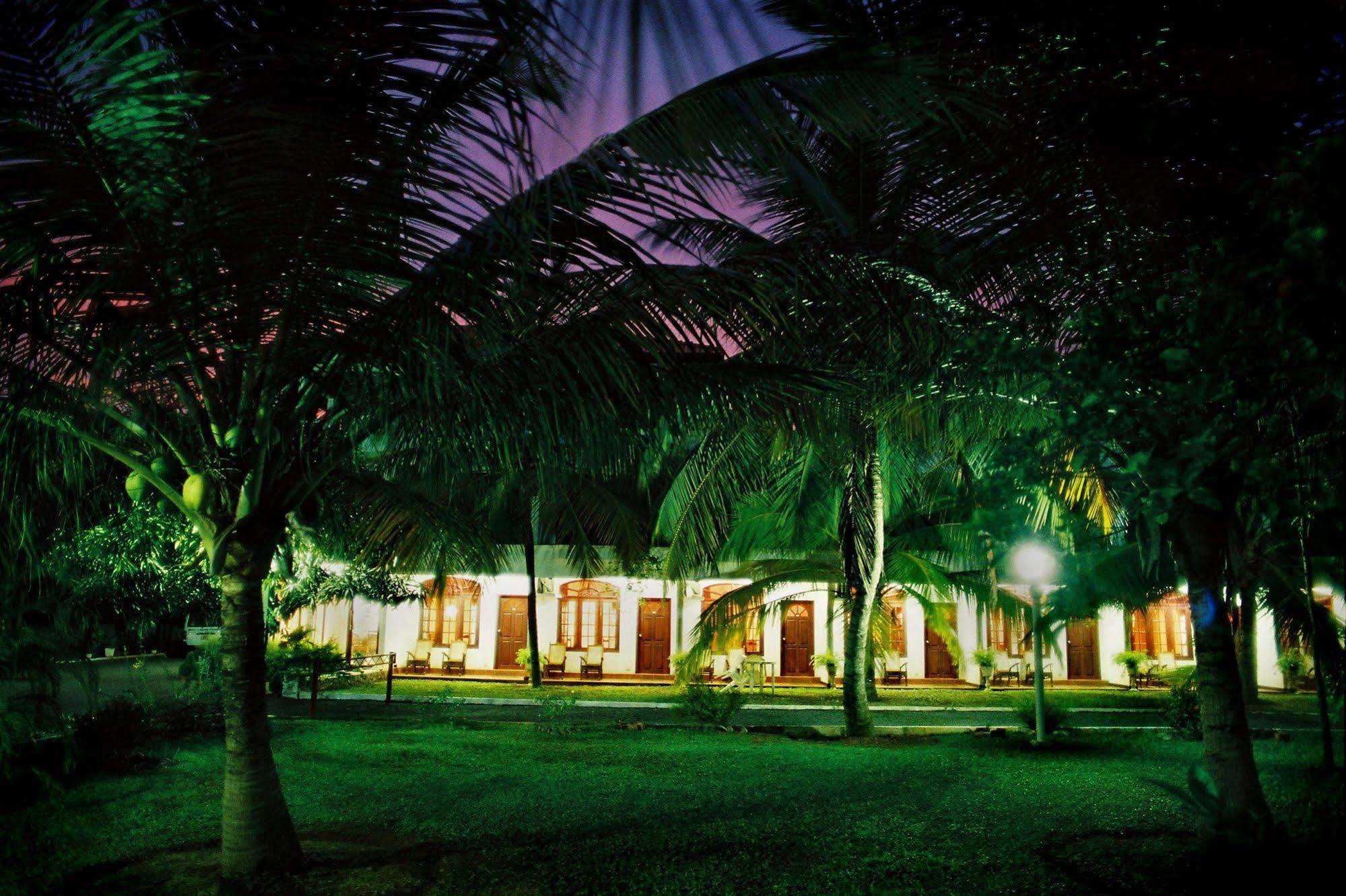 Hotel Lagoon Paradise Негомбо Екстер'єр фото
